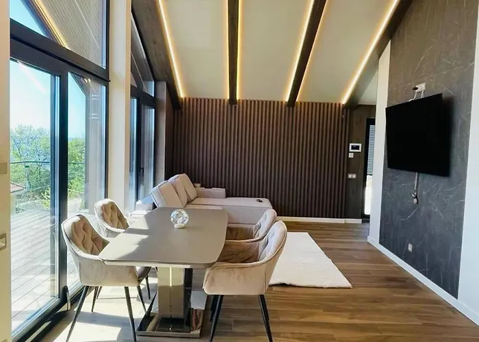 Hilltop View House *